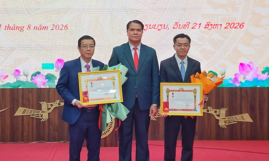 Lào trao tặng nhiều phần thưởng cao quý cho tỉnh Điện Biên