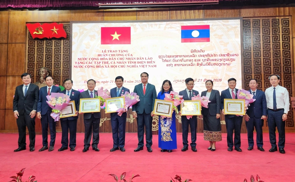 Lào trao tặng nhiều phần thưởng cao quý cho tỉnh Điện Biên