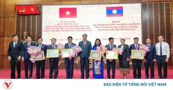 Lào trao tặng nhiều phần thưởng cao quý cho tỉnh Điện Biên