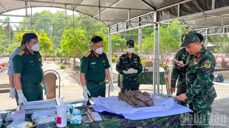 Lấy mẫu hài cốt liệt sĩ tại Nghĩa trang Liệt sĩ Bến Tre phục vụ giám định ADN Lấy mẫu hài cốt liệt sĩ tại Nghĩa trang Liệt sĩ Bến Tre phục vụ giám định ADN