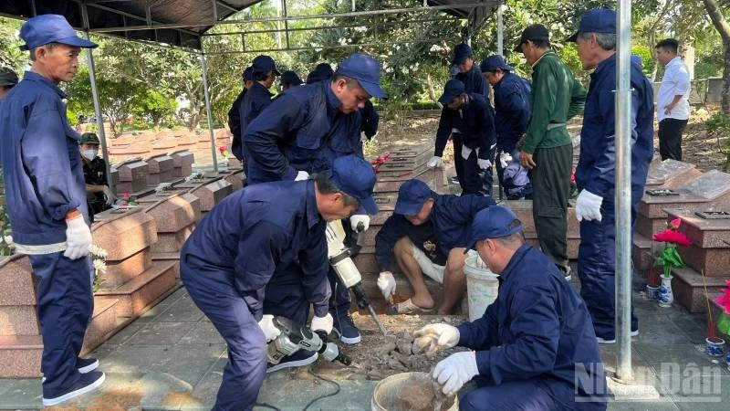 Lấy mẫu hài cốt liệt sĩ tại Nghĩa trang Liệt sĩ Bến Tre phục vụ giám định ADN Lấy mẫu hài cốt liệt sĩ tại Nghĩa trang Liệt sĩ Bến Tre phục vụ giám định ADN