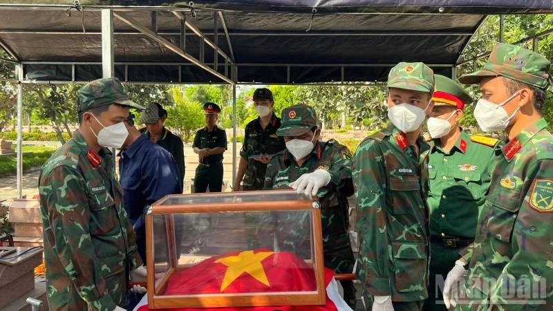 Lấy mẫu hài cốt liệt sĩ tại Nghĩa trang Liệt sĩ Bến Tre phục vụ giám định ADN Lấy mẫu hài cốt liệt sĩ tại Nghĩa trang Liệt sĩ Bến Tre phục vụ giám định ADN