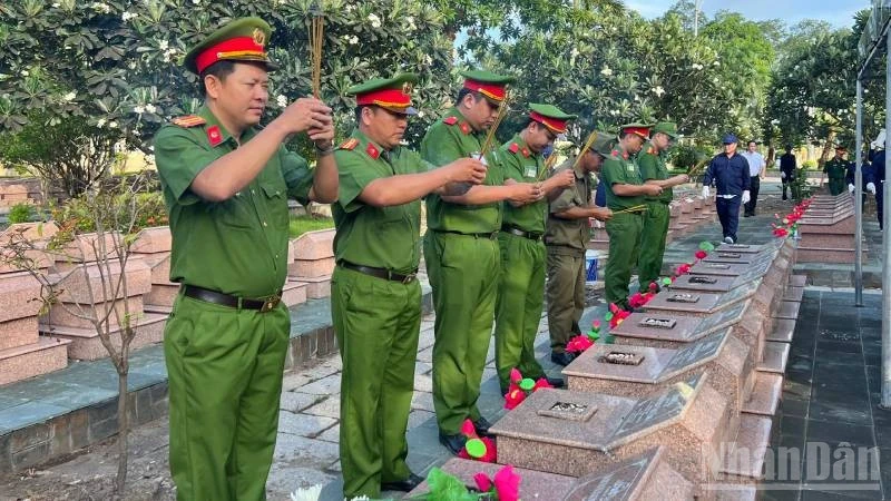 Lấy mẫu hài cốt liệt sĩ tại Nghĩa trang Liệt sĩ Bến Tre phục vụ giám định ADN Lấy mẫu hài cốt liệt sĩ tại Nghĩa trang Liệt sĩ Bến Tre phục vụ giám định ADN