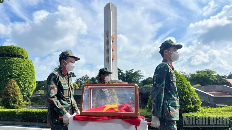 Lấy mẫu hài cốt liệt sĩ tại Nghĩa trang Liệt sĩ Bến Tre phục vụ giám định ADN Lấy mẫu hài cốt liệt sĩ tại Nghĩa trang Liệt sĩ Bến Tre phục vụ giám định ADN