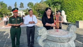 Lấy mẫu hài cốt liệt sĩ tại Nghĩa trang Liệt sĩ Bến Tre phục vụ giám định ADN