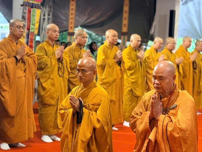 Lễ cầu siêu liệt sĩ tại công viên Lê Thị Riêng, TPHCM chiều 13-6 Lễ cầu siêu liệt sĩ tại công viên Lê Thị Riêng, TPHCM chiều 13-6