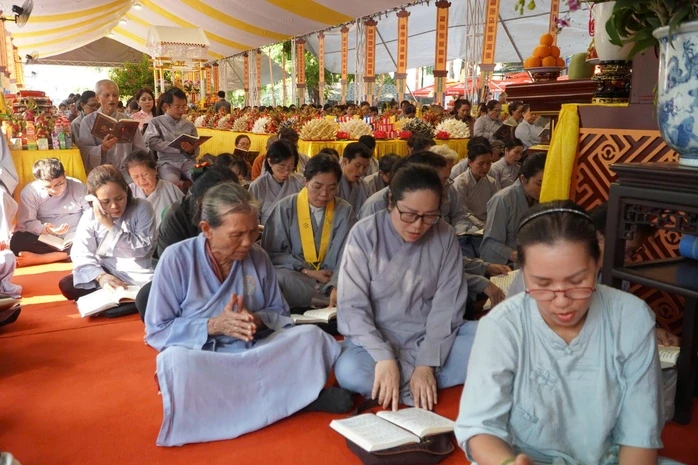 Lễ cầu siêu liệt sĩ tại công viên Lê Thị Riêng, TPHCM chiều 13-6 Lễ cầu siêu liệt sĩ tại công viên Lê Thị Riêng, TPHCM chiều 13-6