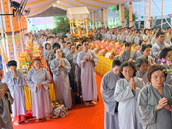 Lễ cầu siêu liệt sĩ tại công viên Lê Thị Riêng, TPHCM chiều 13-6 Lễ cầu siêu liệt sĩ tại công viên Lê Thị Riêng, TPHCM chiều 13-6