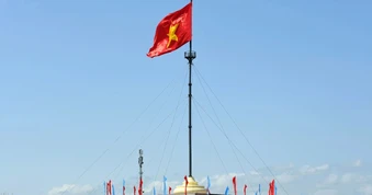 Lễ chào cờ trước ngày bầu cử dưới Kỳ đài Hiền Lương