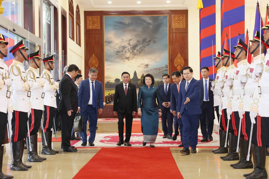 Lễ đón Thường trực Ban Bí thư Trần Cẩm Tú thăm chính thức Campuchia Lễ đón Thường trực Ban Bí thư Trần Cẩm Tú thăm chính thức Campuchia