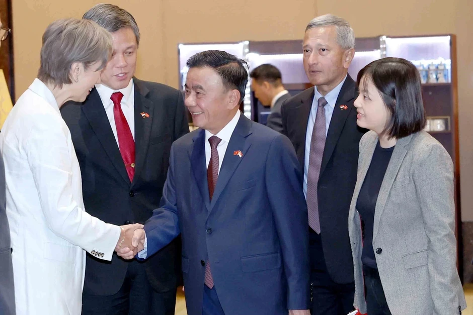 Lễ đón Thường trực Ban Bí thư Trần Cẩm Tú thăm chính thức Singapore Lễ đón Thường trực Ban Bí thư Trần Cẩm Tú thăm chính thức Singapore