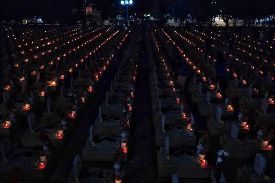 Lễ thắp nến tri ân tại Nghĩa trang Liệt sĩ Việt-Lào Lễ thắp nến tri ân tại Nghĩa trang Liệt sĩ Việt-Lào
