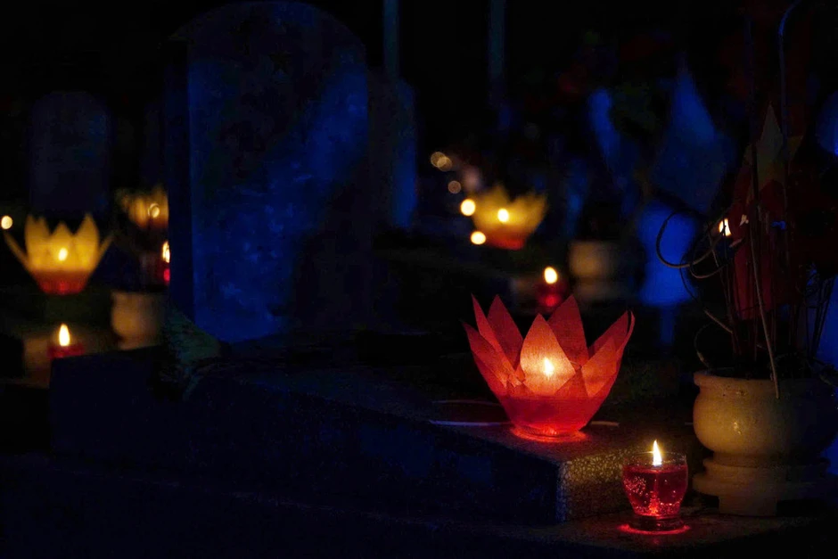 Lễ thắp nến tri ân tại Nghĩa trang Liệt sĩ Việt-Lào Lễ thắp nến tri ân tại Nghĩa trang Liệt sĩ Việt-Lào