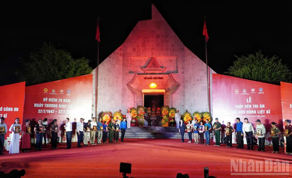 Lễ thắp nến tri ân tại Nghĩa trang Liệt sĩ Việt-Lào Lễ thắp nến tri ân tại Nghĩa trang Liệt sĩ Việt-Lào