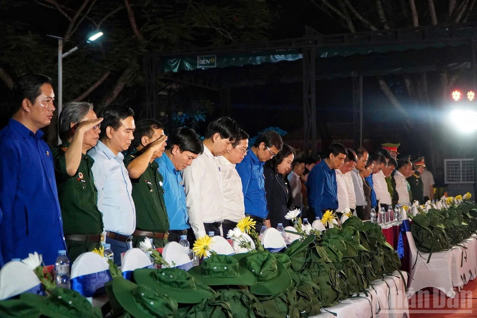 Lễ thắp nến tri ân tại Nghĩa trang Liệt sĩ Việt-Lào Lễ thắp nến tri ân tại Nghĩa trang Liệt sĩ Việt-Lào