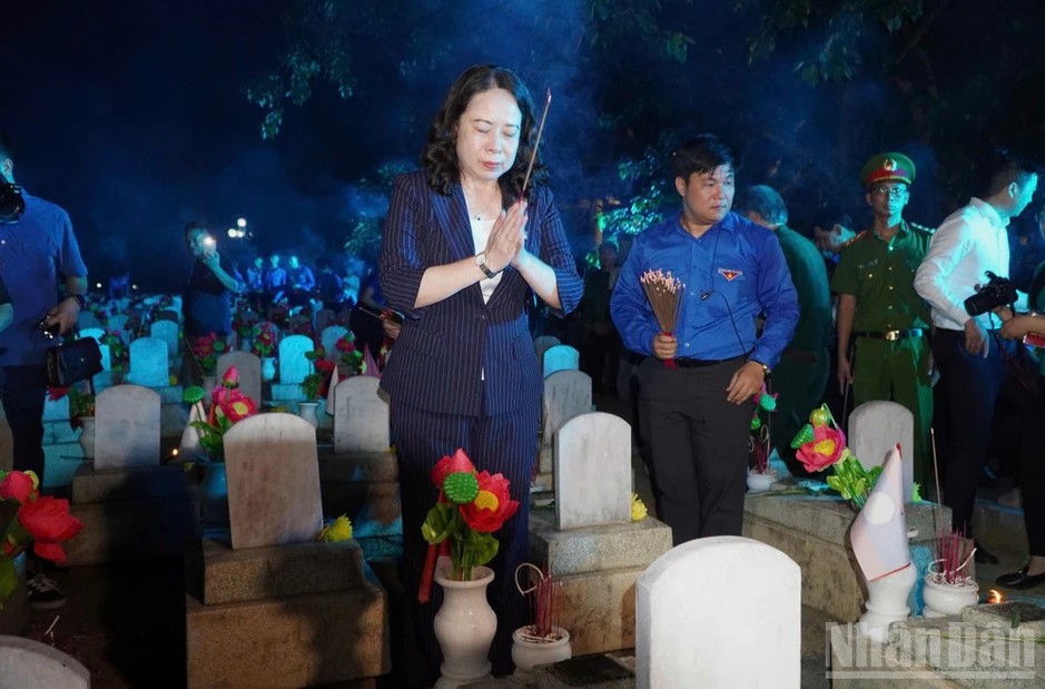 Lễ thắp nến tri ân tại Nghĩa trang Liệt sĩ Việt-Lào Lễ thắp nến tri ân tại Nghĩa trang Liệt sĩ Việt-Lào