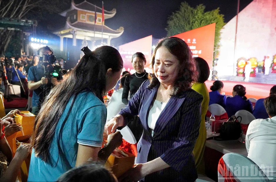Lễ thắp nến tri ân tại Nghĩa trang Liệt sĩ Việt-Lào Lễ thắp nến tri ân tại Nghĩa trang Liệt sĩ Việt-Lào