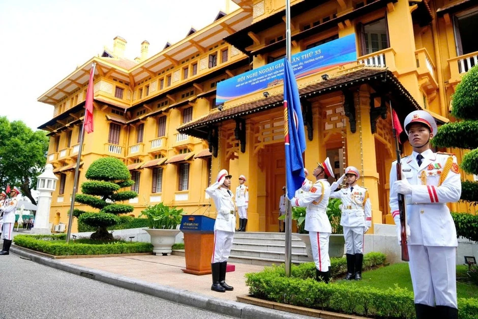 Lễ thượng cờ ASEAN: Thúc đẩy đoàn kết, hợp tác vì tương lai khu vực Lễ thượng cờ ASEAN: Thúc đẩy đoàn kết, hợp tác vì tương lai khu vực
