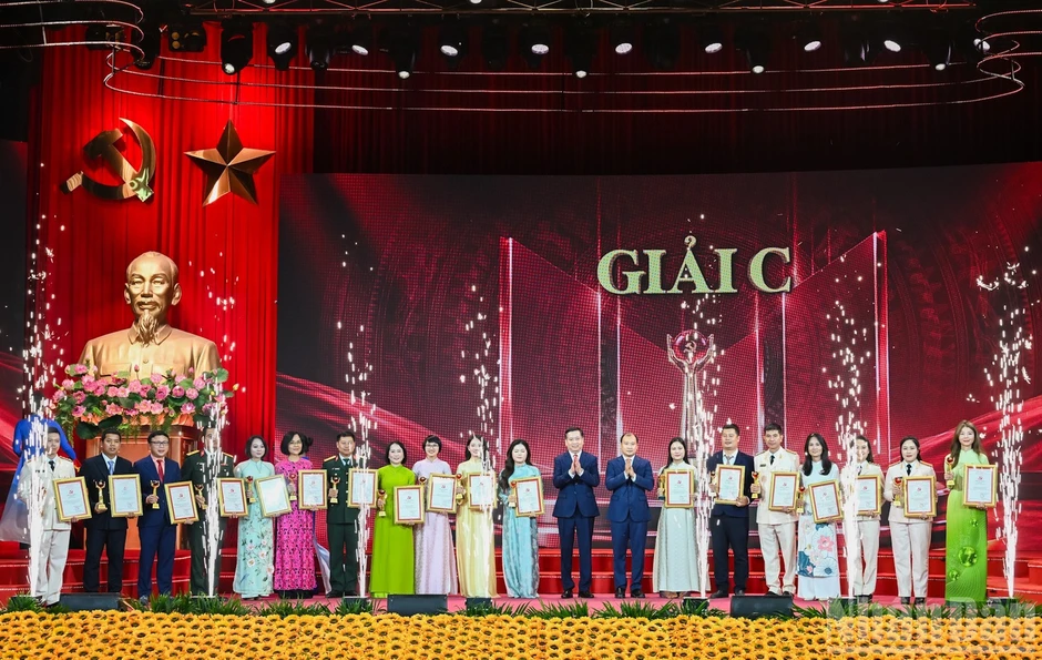 Lễ trao giải Cuộc thi chính luận về bảo vệ nền tảng tư tưởng của Đảng, lần thứ sáu, năm 2026 Lễ trao giải Cuộc thi chính luận về bảo vệ nền tảng tư tưởng của Đảng, lần thứ sáu, năm 2026