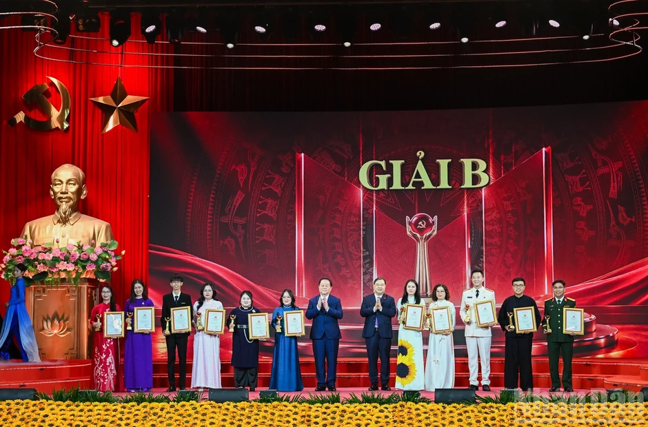 Lễ trao giải Cuộc thi chính luận về bảo vệ nền tảng tư tưởng của Đảng, lần thứ sáu, năm 2026 Lễ trao giải Cuộc thi chính luận về bảo vệ nền tảng tư tưởng của Đảng, lần thứ sáu, năm 2026
