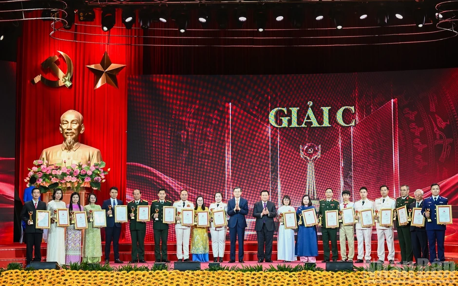 Lễ trao giải Cuộc thi chính luận về bảo vệ nền tảng tư tưởng của Đảng, lần thứ sáu, năm 2026 Lễ trao giải Cuộc thi chính luận về bảo vệ nền tảng tư tưởng của Đảng, lần thứ sáu, năm 2026