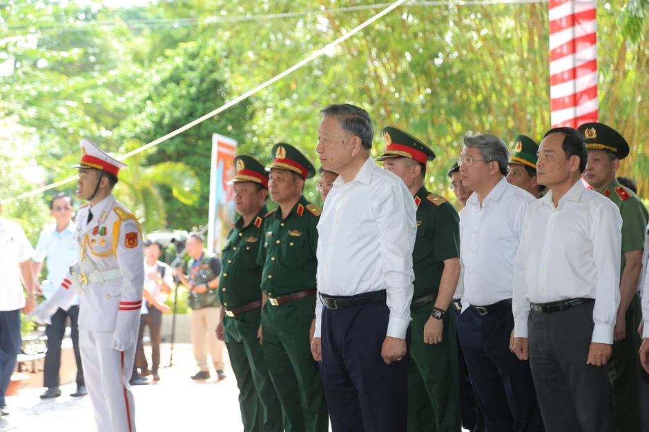 Lịch sử rạng rỡ hơn khi được gìn giữ bằng lòng biết ơn, sự tri ân của các thế hệ Lịch sử rạng rỡ hơn khi được gìn giữ bằng lòng biết ơn, sự tri ân của các thế hệ