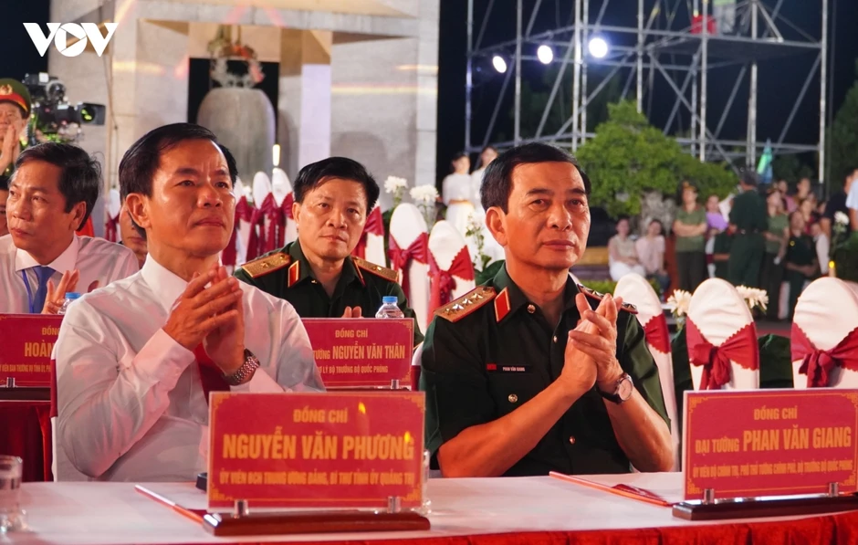 Linh thiêng điểm cầu truyền hình “Sao sáng dẫn đường” tại Quảng Trị Linh thiêng điểm cầu truyền hình “Sao sáng dẫn đường” tại Quảng Trị
