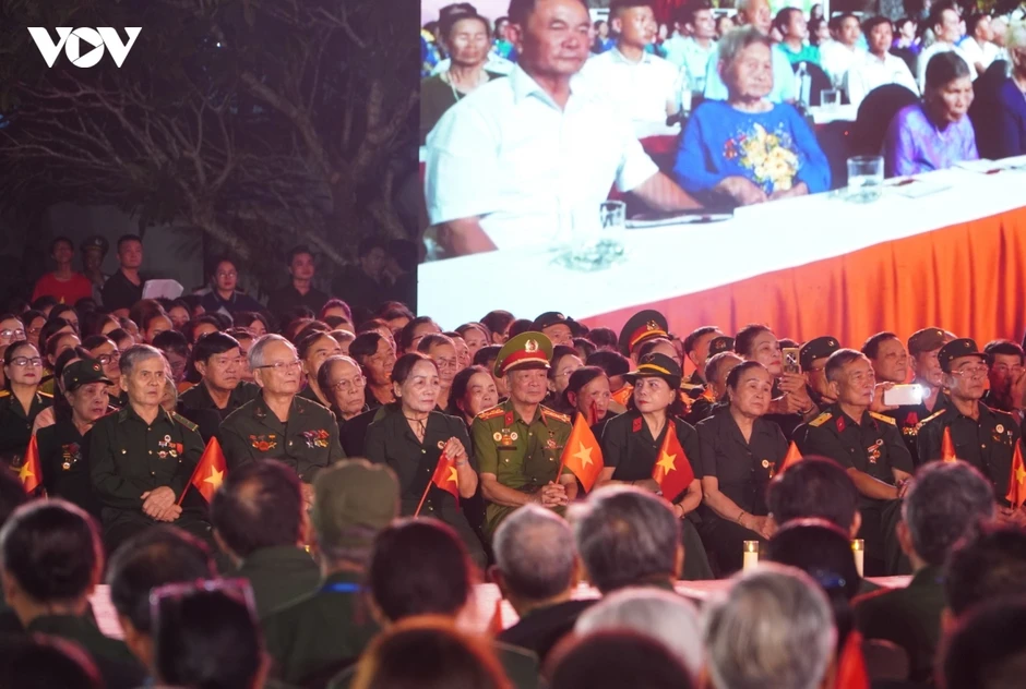 Linh thiêng điểm cầu truyền hình “Sao sáng dẫn đường” tại Quảng Trị Linh thiêng điểm cầu truyền hình “Sao sáng dẫn đường” tại Quảng Trị