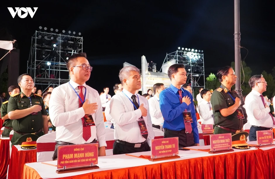 Linh thiêng điểm cầu truyền hình “Sao sáng dẫn đường” tại Quảng Trị Linh thiêng điểm cầu truyền hình “Sao sáng dẫn đường” tại Quảng Trị