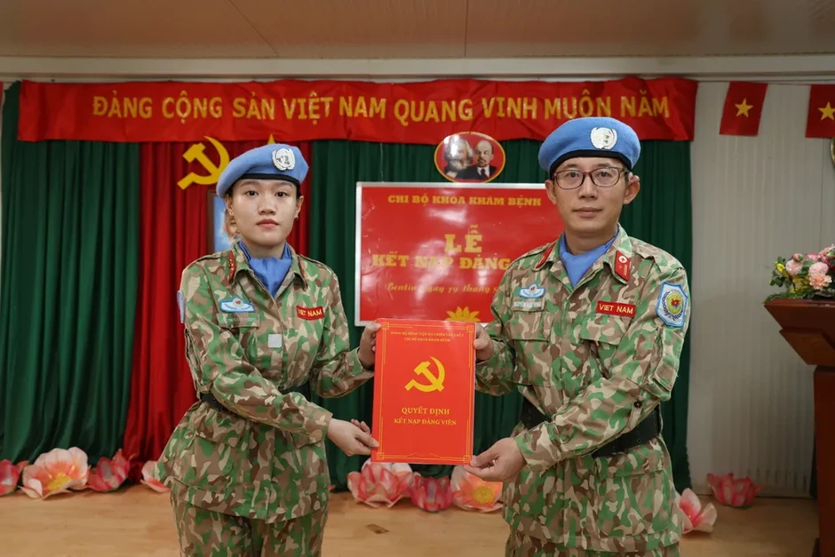 Lời tuyên thệ dưới cờ Đảng cách Tổ quốc gần 10.000km Lời tuyên thệ dưới cờ Đảng cách Tổ quốc gần 10.000km