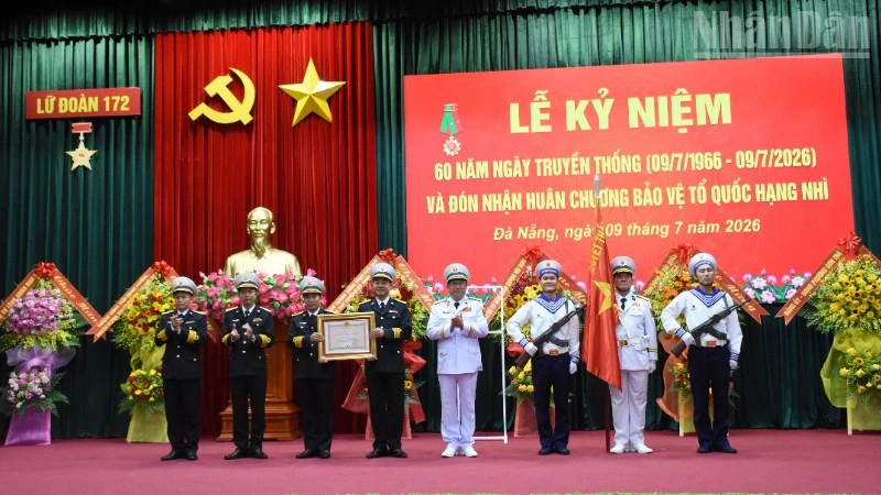 Lữ đoàn 172 đón nhận Huân chương Bảo vệ Tổ quốc hạng Nhì Lữ đoàn 172 đón nhận Huân chương Bảo vệ Tổ quốc hạng Nhì