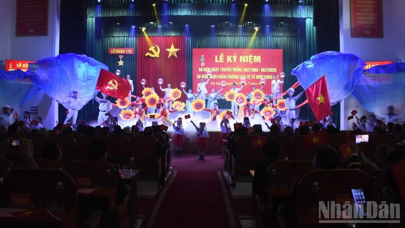 Lữ đoàn 172 đón nhận Huân chương Bảo vệ Tổ quốc hạng Nhì Lữ đoàn 172 đón nhận Huân chương Bảo vệ Tổ quốc hạng Nhì