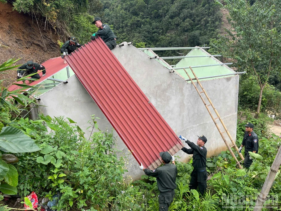 Lũ lụt tại Sơn La: Ở nơi gian khó, có màu áo Cảnh sát cơ động Lũ lụt tại Sơn La: Ở nơi gian khó, có màu áo Cảnh sát cơ động