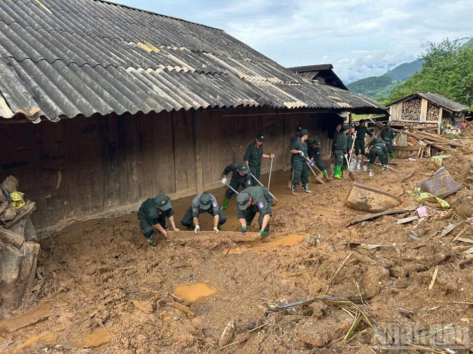 Lũ lụt tại Sơn La: Ở nơi gian khó, có màu áo Cảnh sát cơ động Lũ lụt tại Sơn La: Ở nơi gian khó, có màu áo Cảnh sát cơ động
