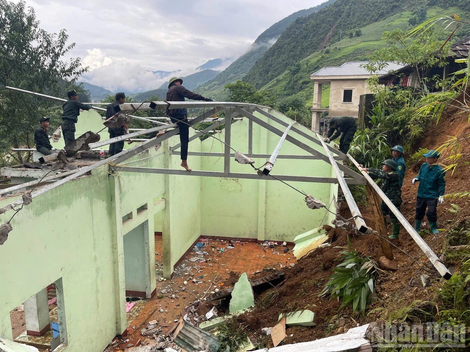 Lũ lụt tại Sơn La: Ở nơi gian khó, có màu áo Cảnh sát cơ động Lũ lụt tại Sơn La: Ở nơi gian khó, có màu áo Cảnh sát cơ động
