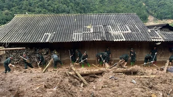 Lũ lụt tại Sơn La: Ở nơi gian khó, có màu áo Cảnh sát cơ động