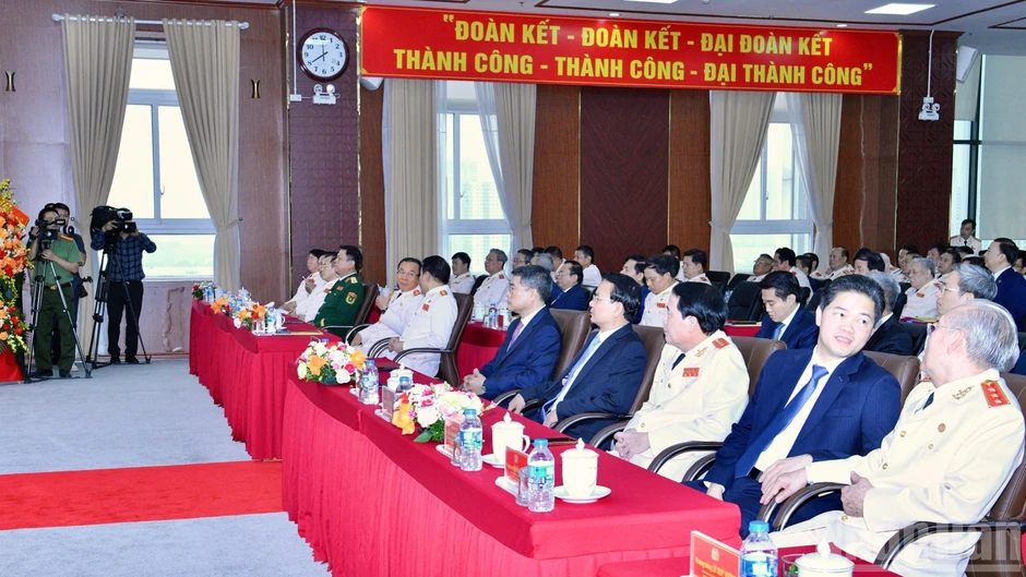 Lực lượng Cảnh sát hình sự tiếp tục lập nhiều chiến công xuất sắc, bảo vệ cuộc sống bình yên của nhân dân Lực lượng Cảnh sát hình sự tiếp tục lập nhiều chiến công xuất sắc, bảo vệ cuộc sống bình yên của nhân dân