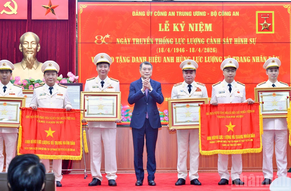 Lực lượng Cảnh sát hình sự tiếp tục lập nhiều chiến công xuất sắc, bảo vệ cuộc sống bình yên của nhân dân Lực lượng Cảnh sát hình sự tiếp tục lập nhiều chiến công xuất sắc, bảo vệ cuộc sống bình yên của nhân dân