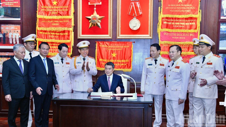 Lực lượng Cảnh sát hình sự tiếp tục lập nhiều chiến công xuất sắc, bảo vệ cuộc sống bình yên của nhân dân Lực lượng Cảnh sát hình sự tiếp tục lập nhiều chiến công xuất sắc, bảo vệ cuộc sống bình yên của nhân dân