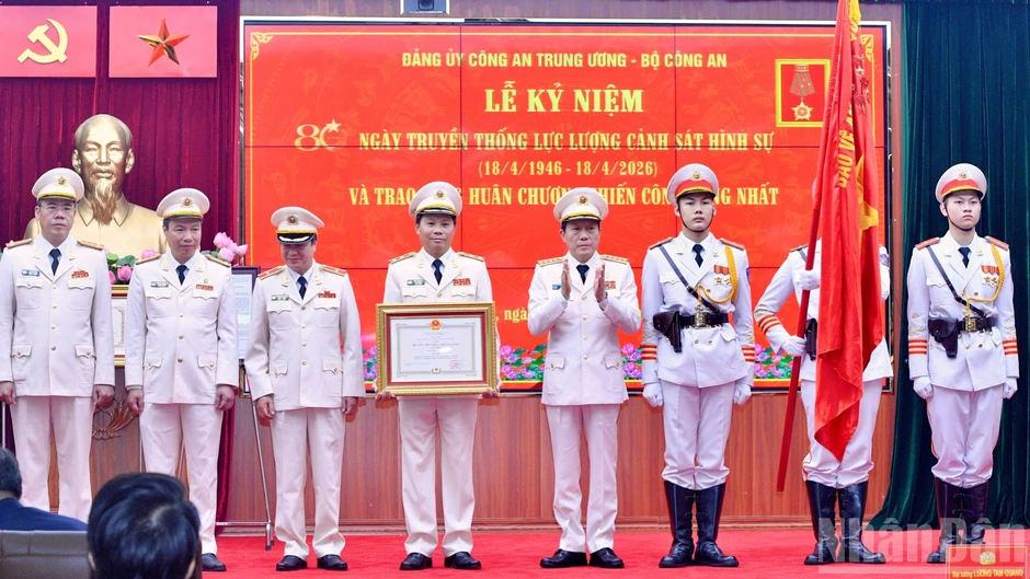 Lực lượng Cảnh sát hình sự tiếp tục lập nhiều chiến công xuất sắc, bảo vệ cuộc sống bình yên của nhân dân Lực lượng Cảnh sát hình sự tiếp tục lập nhiều chiến công xuất sắc, bảo vệ cuộc sống bình yên của nhân dân
