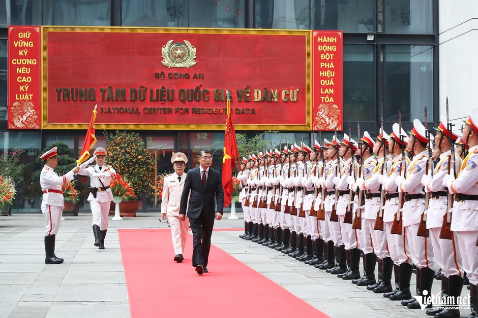 Lực lượng Cảnh sát Quản lý hành chính về TTXH đón nhận Huân chương Hồ Chí Minh Lực lượng Cảnh sát Quản lý hành chính về TTXH đón nhận Huân chương Hồ Chí Minh