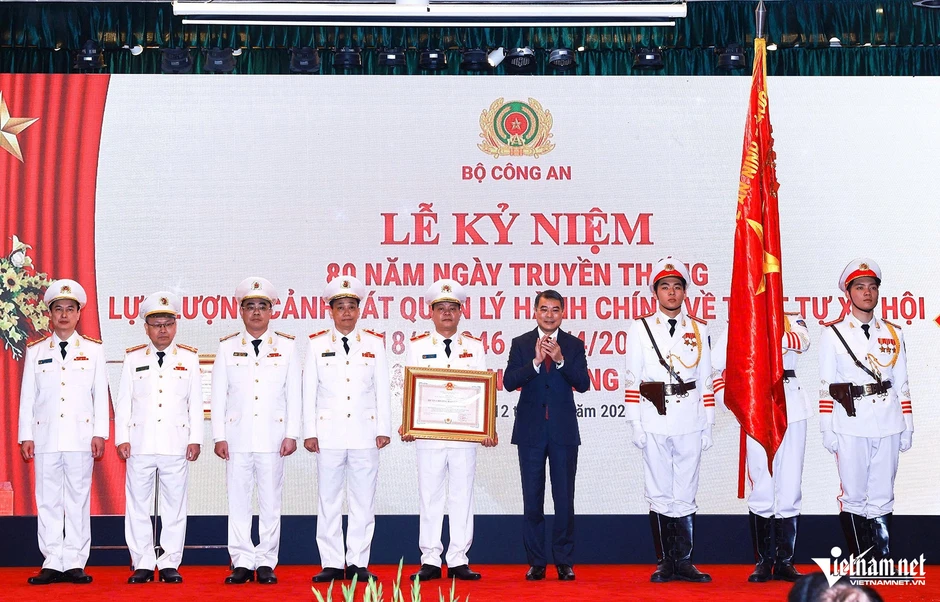 Lực lượng Cảnh sát Quản lý hành chính về TTXH đón nhận Huân chương Hồ Chí Minh Lực lượng Cảnh sát Quản lý hành chính về TTXH đón nhận Huân chương Hồ Chí Minh