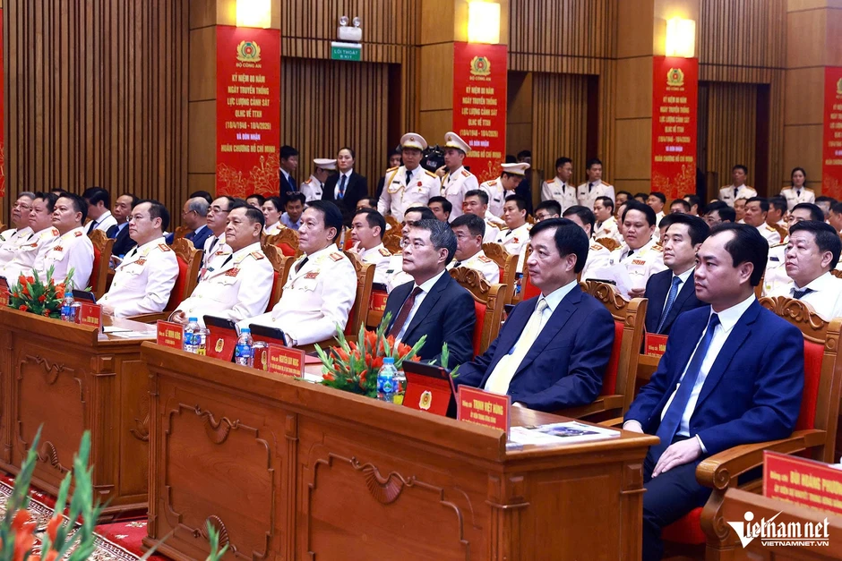 Lực lượng Cảnh sát Quản lý hành chính về TTXH đón nhận Huân chương Hồ Chí Minh Lực lượng Cảnh sát Quản lý hành chính về TTXH đón nhận Huân chương Hồ Chí Minh