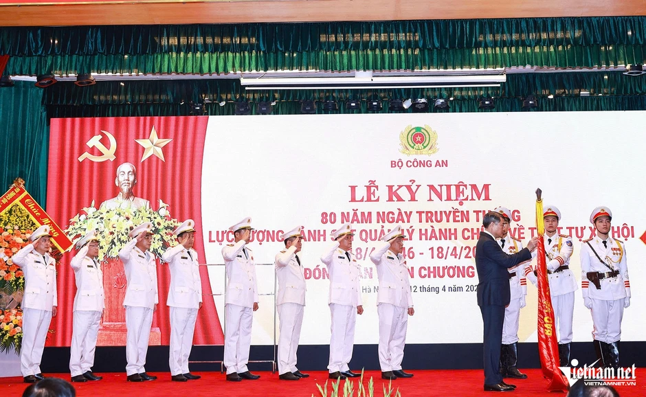 Lực lượng Cảnh sát Quản lý hành chính về TTXH đón nhận Huân chương Hồ Chí Minh Lực lượng Cảnh sát Quản lý hành chính về TTXH đón nhận Huân chương Hồ Chí Minh