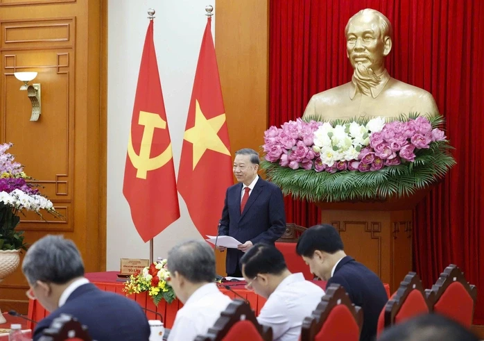 Lý luận phải soi đường, dẫn dắt thực tiễn phát triển Lý luận phải soi đường, dẫn dắt thực tiễn phát triển