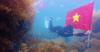 Mang cờ Tổ quốc xuống biển Quy Nhơn check-in, giới trẻ lan tỏa lòng yêu nước