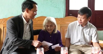 Mang thùng phiếu đến tận nhà phục vụ cử tri già yếu