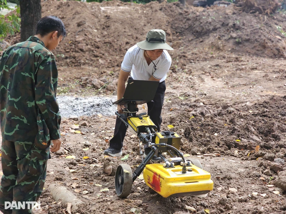 Mở rộng rãnh mộ thứ 2, tìm thấy thêm 8 hài cốt liệt sĩ ở Công viên Lê Thị Riêng Mở rộng rãnh mộ thứ 2, tìm thấy thêm 8 hài cốt liệt sĩ ở Công viên Lê Thị Riêng