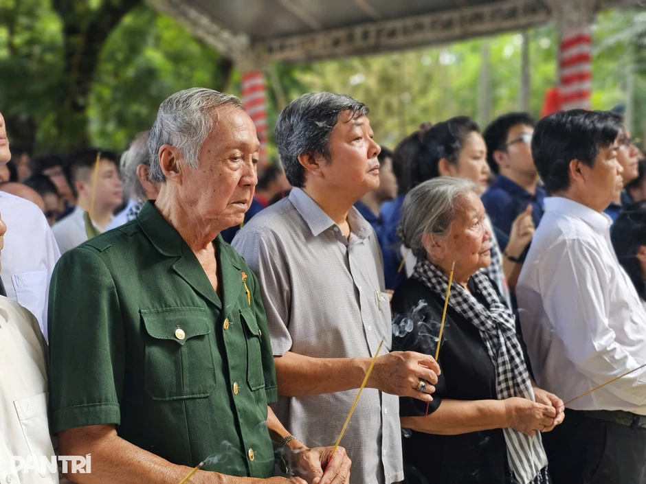 Mở rộng rãnh mộ thứ 2, tìm thấy thêm 8 hài cốt liệt sĩ ở Công viên Lê Thị Riêng Mở rộng rãnh mộ thứ 2, tìm thấy thêm 8 hài cốt liệt sĩ ở Công viên Lê Thị Riêng