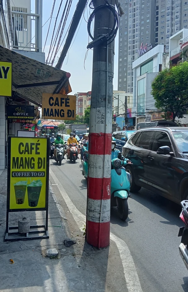 Mối nguy từ trụ điện dưới lòng đường: Cảnh báo an toàn và biện pháp phòng ngừa hiệu quả